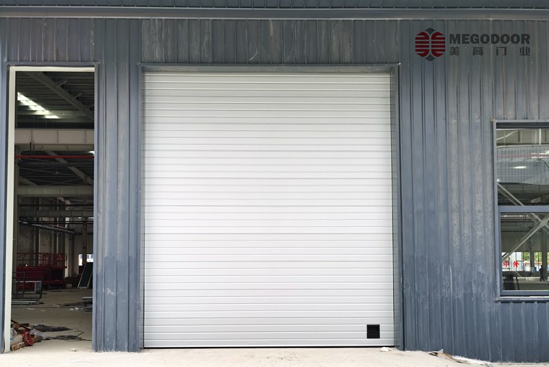 镇江抗风电动遥控工业提升门：高风荷载环境的可靠守护者插图