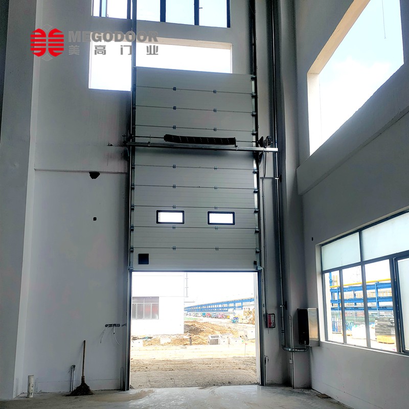 镇江抗风电动遥控工业提升门：高风荷载环境的可靠守护者插图1