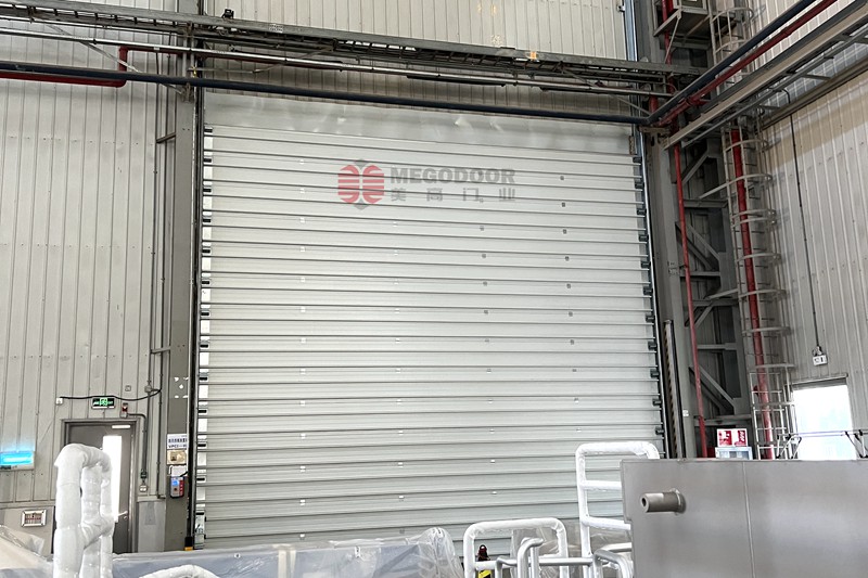 镇江抗风电动遥控工业提升门：高风荷载环境的可靠守护者插图2