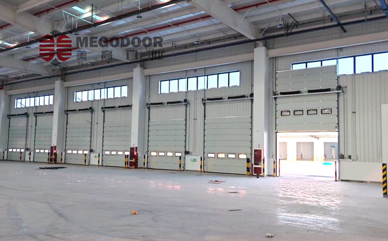 镇江物流园垂直工业滑升门：高效、安全与美观的完美结合缩略图