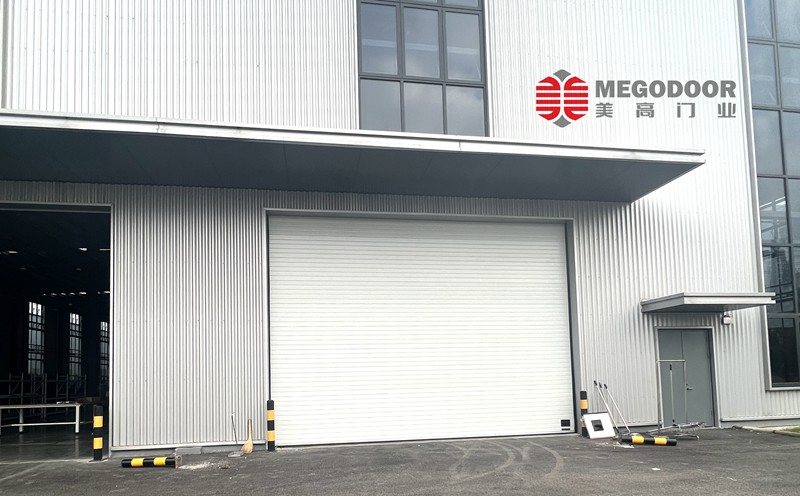 镇江药厂保温工业提升门：美高门业的卓越解决方案插图1