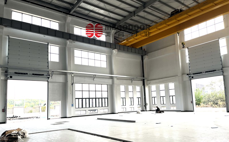 镇江物流园垂直工业滑升门：高效、安全与美观的完美结合插图1