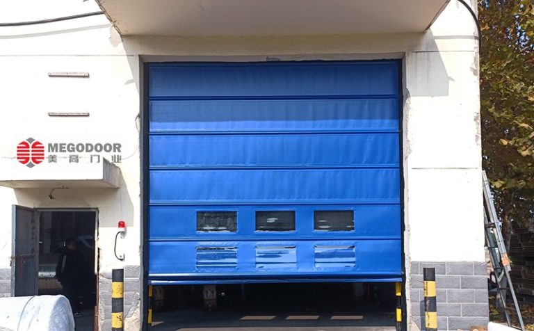 智能抗风保温屏障：镇江工业环境优化的堆积式快速门解决方案缩略图