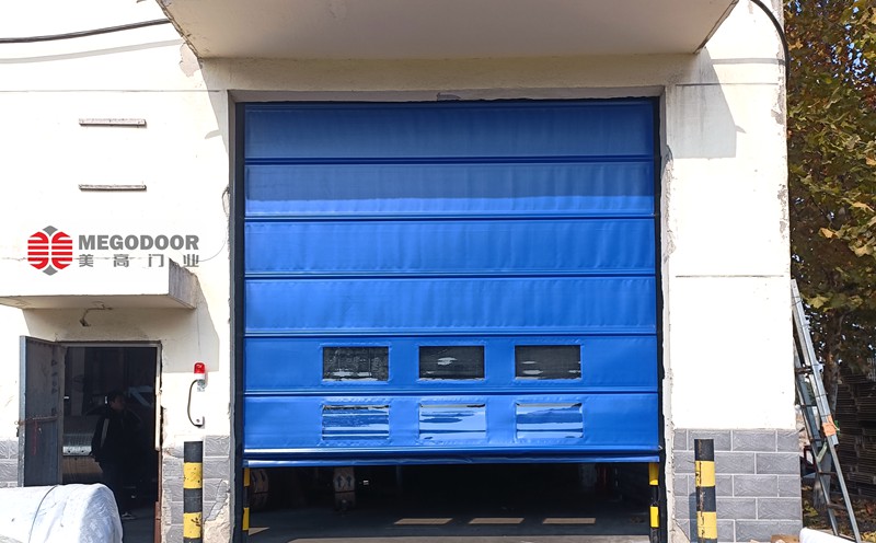 智能抗风保温屏障:镇江工业环境优化的堆积式快速门解决方案插图 智能抗风保温屏障:镇江工业环境优化的堆积式快速门解决方案插图