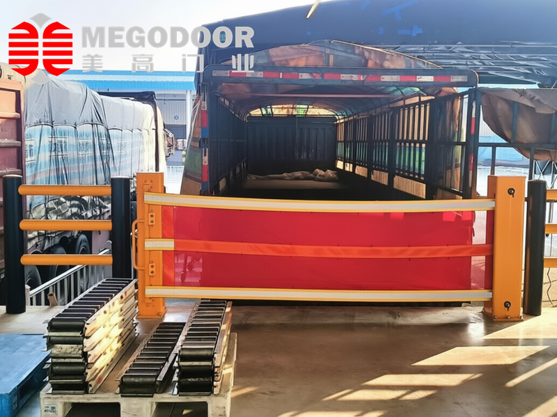 镇江月台防坠落伸缩护栏：为装卸口与物流仓储区域提供更可靠的安全防护插图1